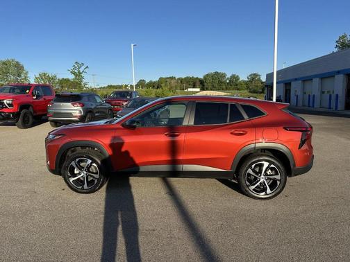 Cayenne Orange Metallic 2024 Chevrolet Trax 1RS