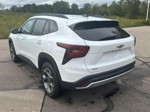 Summit White 2025 Chevrolet Trax LT