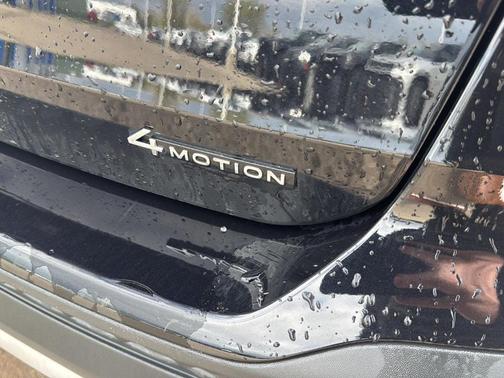 Deep Black Pearl Effect 2025 Volkswagen Taos 1.5T SE