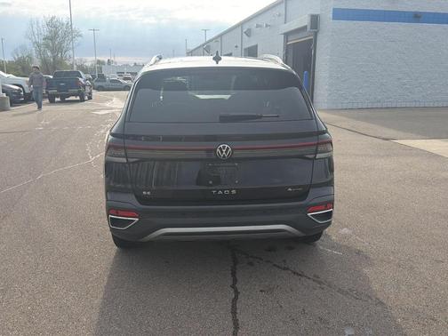 Deep Black Pearl Effect 2025 Volkswagen Taos 1.5T SE