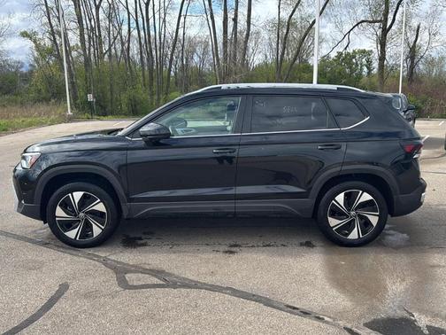 Deep Black Pearl Effect 2025 Volkswagen Taos 1.5T SE