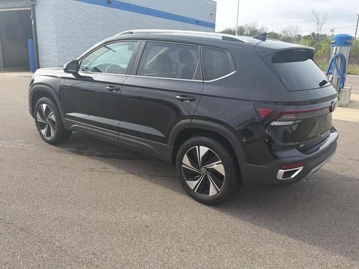 Deep Black Pearl Effect 2025 Volkswagen Taos 1.5T SE