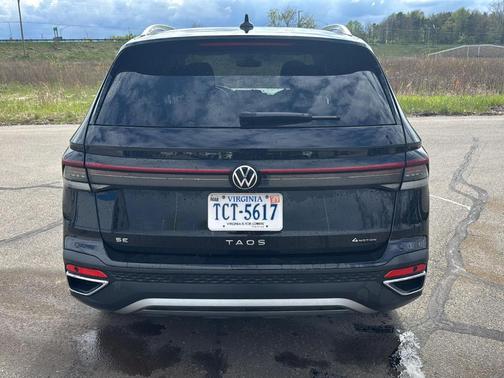 Deep Black Pearl Effect 2025 Volkswagen Taos 1.5T SE
