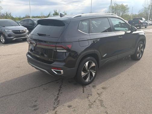 Deep Black Pearl Effect 2025 Volkswagen Taos 1.5T SE