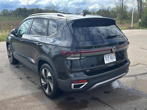 Deep Black Pearl Effect 2025 Volkswagen Taos 1.5T SE