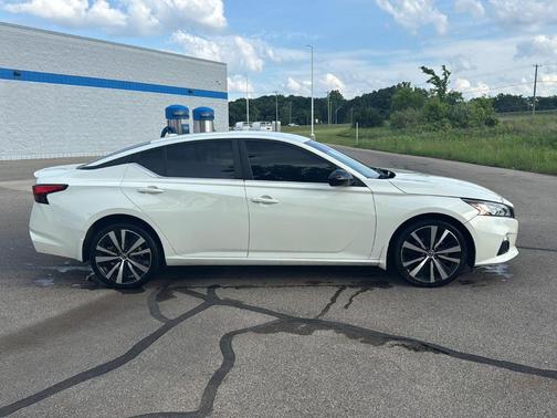 White 2021 Nissan Altima 2.5 SR