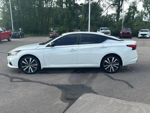 White 2021 Nissan Altima 2.5 SR