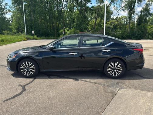 Black 2025 Nissan Altima SV