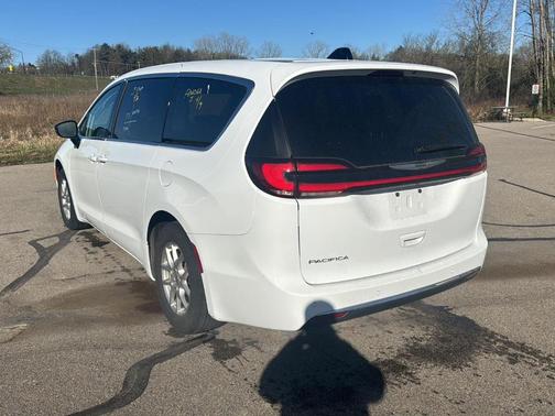 Bright White Clearcoat 2024 Chrysler Pacifica Touring-L
