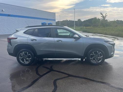 Sterling Gray Metallic 2025 Chevrolet Trax LT