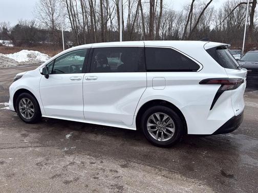 2025 Toyota Sienna LE