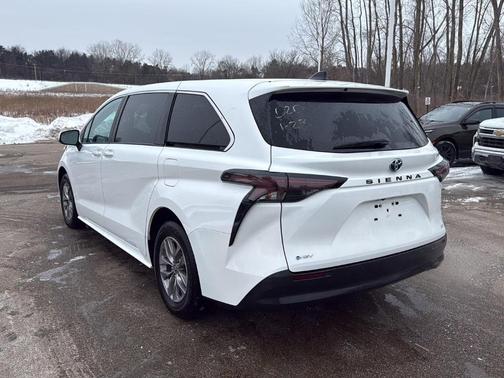 2025 Toyota Sienna LE