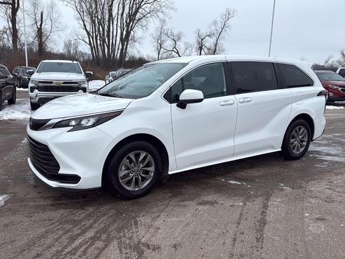 2025 Toyota Sienna LE