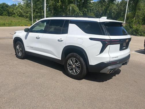 Summit White 2025 Chevrolet Traverse LT