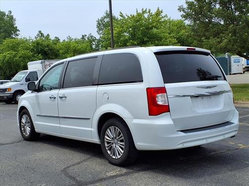 2016 Chrysler Town & Country Touring-L