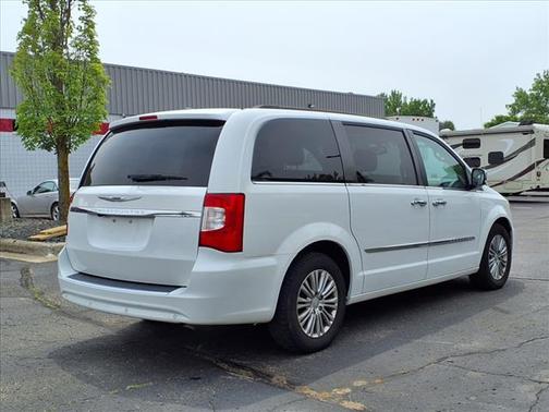 2016 Chrysler Town & Country Touring-L