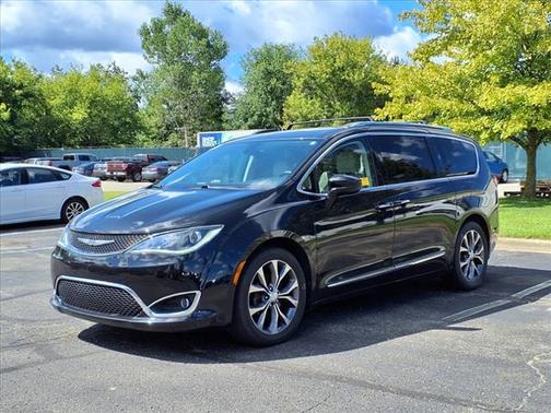 Brilliant Black Crystal Pearlcoat 2017 Chrysler Pacifica Limited