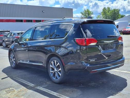 Brilliant Black Crystal Pearlcoat 2017 Chrysler Pacifica Limited