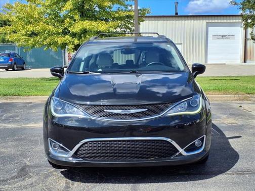 Brilliant Black Crystal Pearlcoat 2017 Chrysler Pacifica Limited