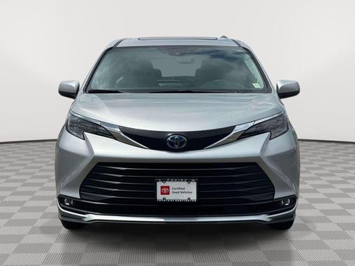 Celestial Silver Metallic 2025 Toyota Sienna XLE