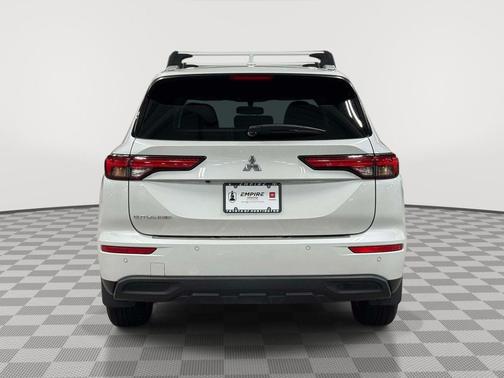 White Diamond 2023 Mitsubishi Outlander ES