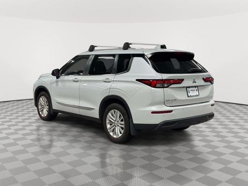 White Diamond 2023 Mitsubishi Outlander ES
