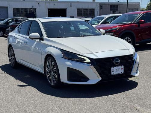 Pearl White Tricoat 2023 Nissan Altima 2.5 SL