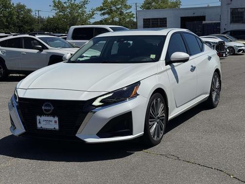 Pearl White Tricoat 2023 Nissan Altima 2.5 SL