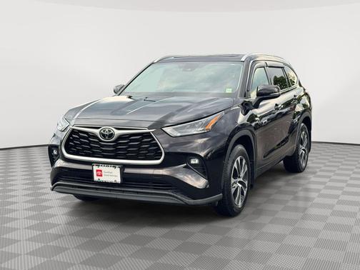 Opulent Amber 2022 Toyota Highlander XLE