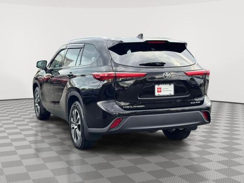 Opulent Amber 2022 Toyota Highlander XLE