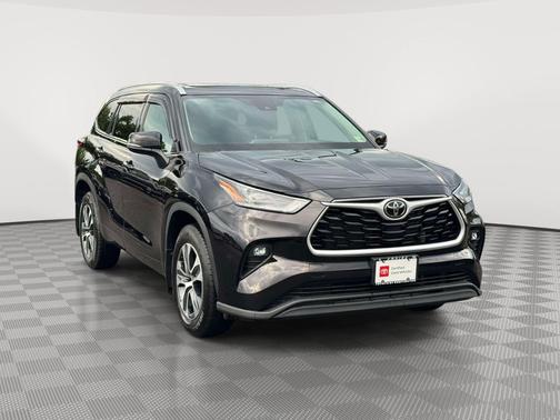 Opulent Amber 2022 Toyota Highlander XLE