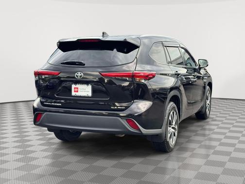 Opulent Amber 2022 Toyota Highlander XLE