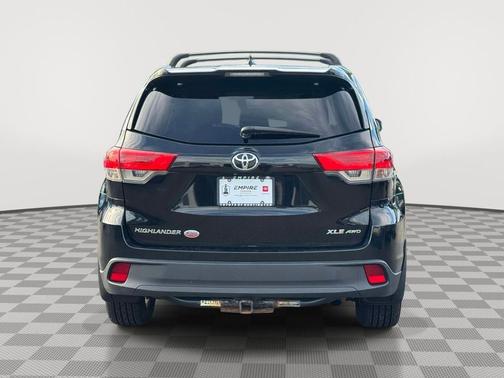 Midnight Black Metallic 2017 Toyota Highlander XLE