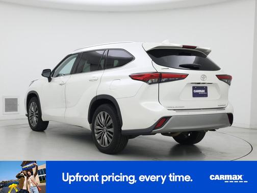 White 2021 Toyota Highlander Platinum