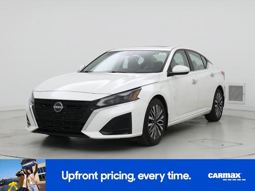 White 2023 Nissan Altima SV