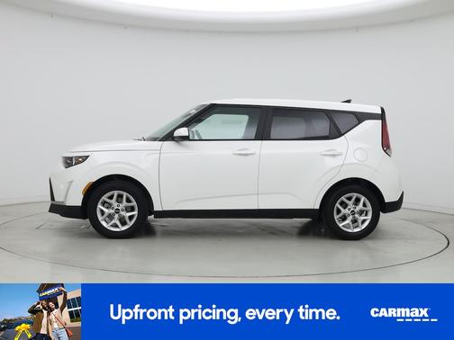 White 2025 Kia Soul LX