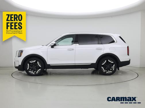 White 2023 Kia Telluride S