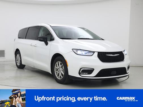 White 2023 Chrysler Pacifica Touring L