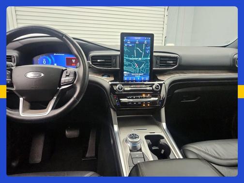 White 2022 Ford Explorer Platinum