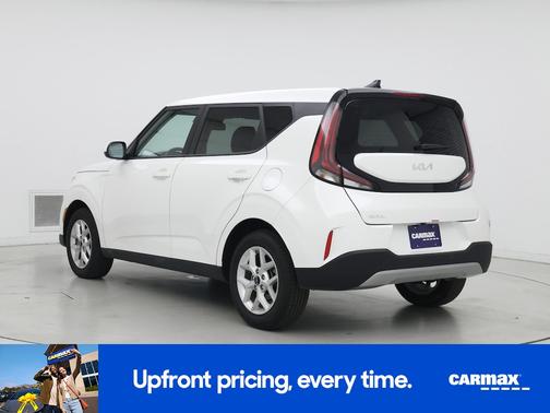 White 2025 Kia Soul LX