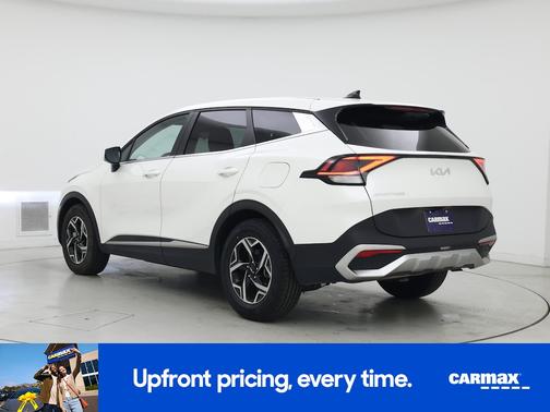 White 2024 Kia Sportage LX