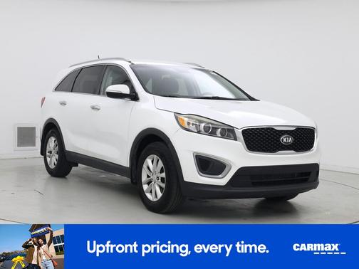 White 2017 Kia Sorento LX