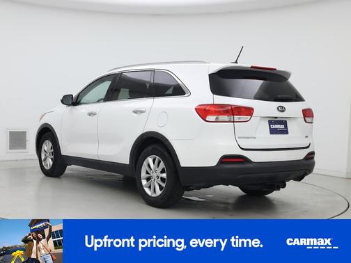 White 2017 Kia Sorento LX