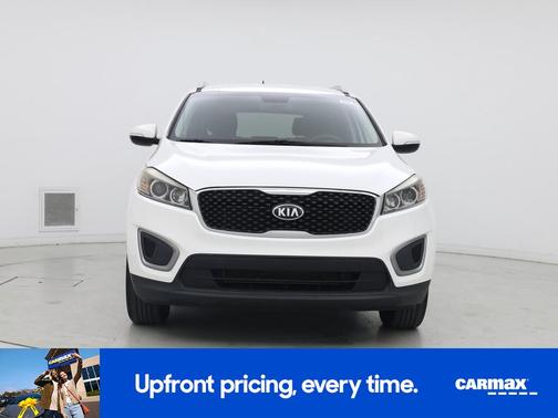 White 2017 Kia Sorento LX