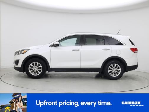 White 2017 Kia Sorento LX