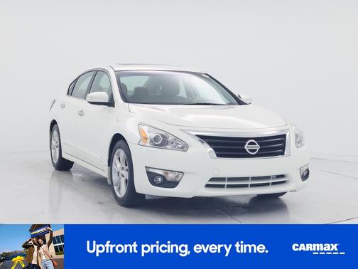 White 2014 Nissan Altima SV