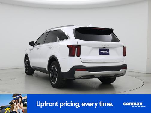 White 2025 Kia Sorento S