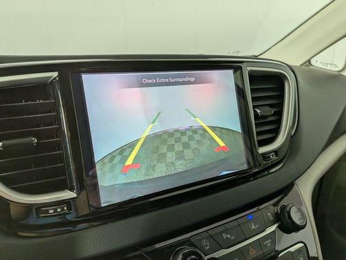 Brilliant Black Crystal Pearlcoat 2023 Chrysler Pacifica Touring L