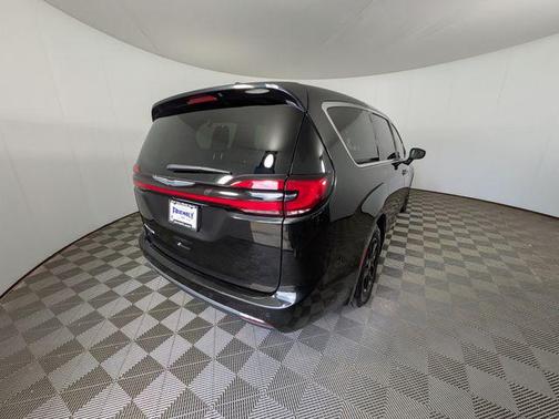 Brilliant Black Crystal Pearlcoat 2023 Chrysler Pacifica Touring L