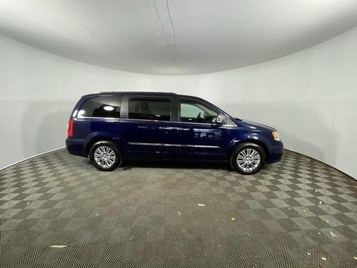 2016 Chrysler Town & Country Touring-L